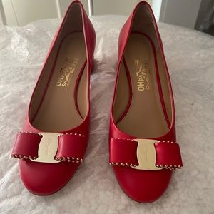 Signature Authentic Salvatore farragamo  pump